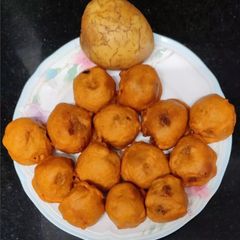 A picture of Potato bonda.