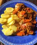 Pollo en salsa con verduras y patatas al horno