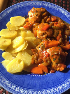 Una foto de Pollo en salsa con verduras y patatas al horno