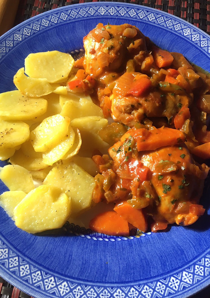Una foto de Pollo en salsa con verduras y patatas al horno