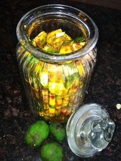 कच्चा आम का झटपट अचार (Kaccha aam ka jhatpat achar recipe in hindi) रेसिपी मुख्य फोटो