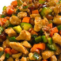 A picture of Kung Pao Chicken (宫保鸡丁).