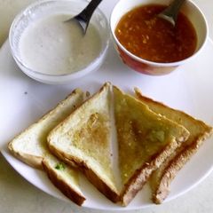 A picture of Garlic chilli butter toast with dipping sauces.
