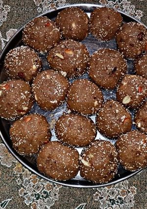 ગૉળ અને ચૂરમા ના લડ્ડુ રેસીપી મુખ્ય ફોટો