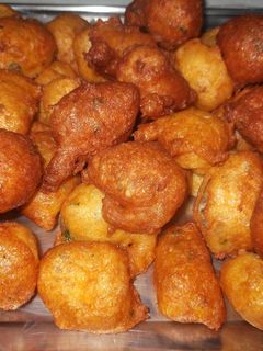 Una foto de Buñuelos de bacalao, sobre una base de alioli y pimentón