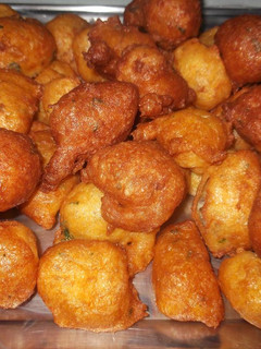 Una foto de Buñuelos de bacalao, sobre una base de alioli y pimentón