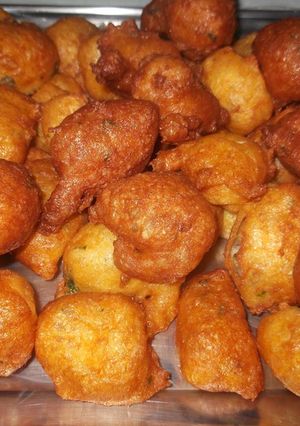 Foto principal de Buñuelos de bacalao, sobre una base de alioli y pimentón