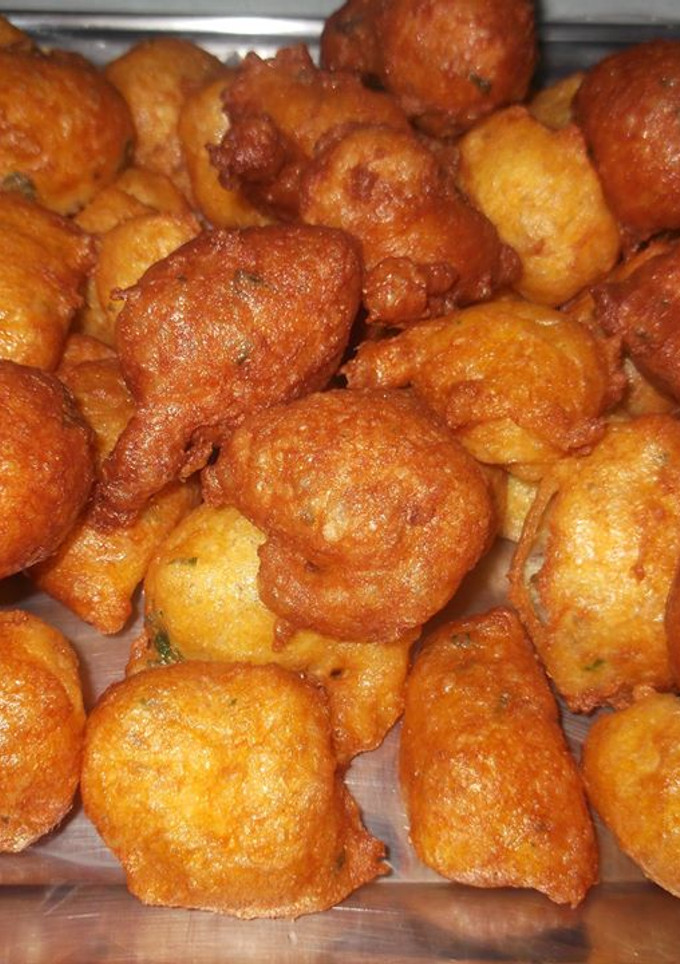 Una foto de Buñuelos de bacalao, sobre una base de alioli y pimentón