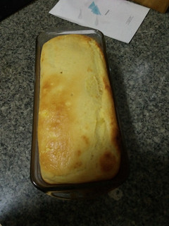 Una foto de Bizcocho de melocotón con yogur y canela