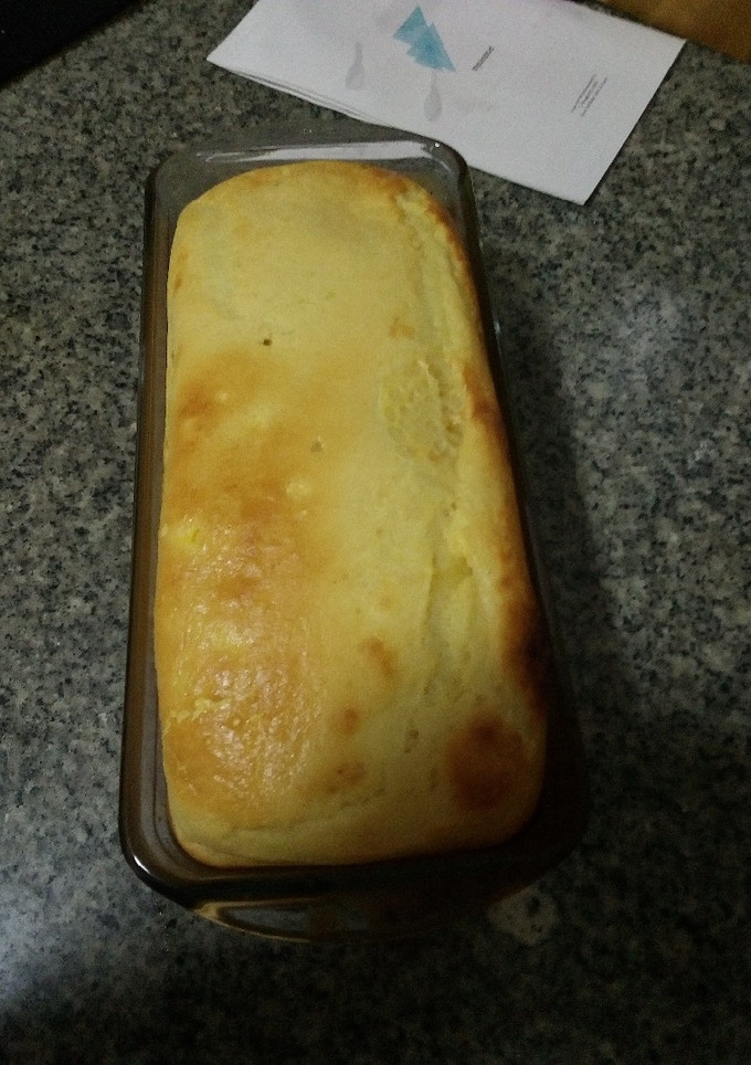 Una foto de Bizcocho de melocotón con yogur y canela