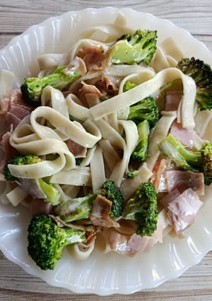 Una foto de Spaghetti con crema de brócoli y jamón