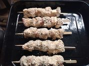 Una foto de brocheta de carne al horno
