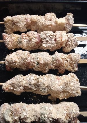 Una foto de Brochetes de cerdo, pollo, queso y verduras