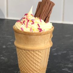 A picture of Ice cream cupcakes 🧁 🍦.