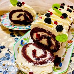 A picture of Blackberry roll with cottage cheese cream.