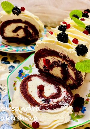A picture of Blackberry roll with cottage cheese cream.