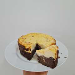 Una foto de Postre tipo cheesecake bicolor 🍫