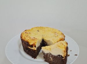 Una foto de Postre tipo cheesecake bicolor 🍫