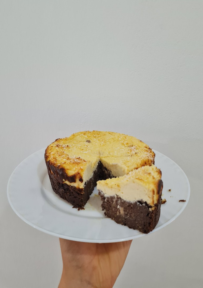 Una foto de Postre tipo cheesecake bicolor 🍫