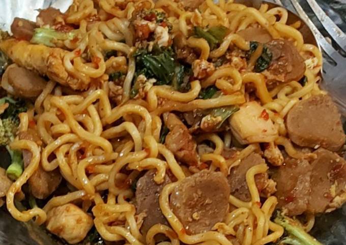 Mie goreng pedas praktis