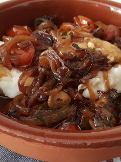 Una foto de Bacalao con cebolla y tomatitos