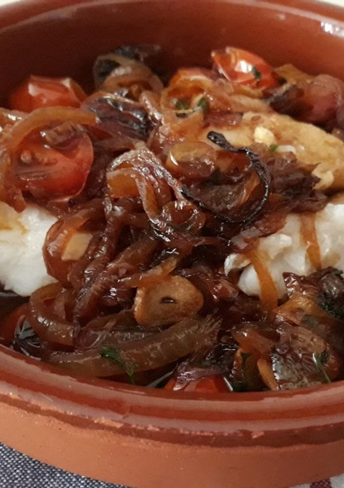Una foto de Bacalao con cebolla y tomatitos