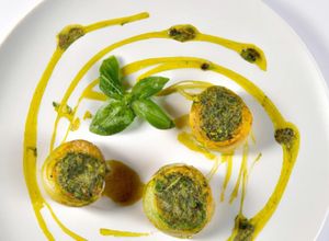 Una foto de Papas con Pesto de Albahaca y Queso de Cabra: