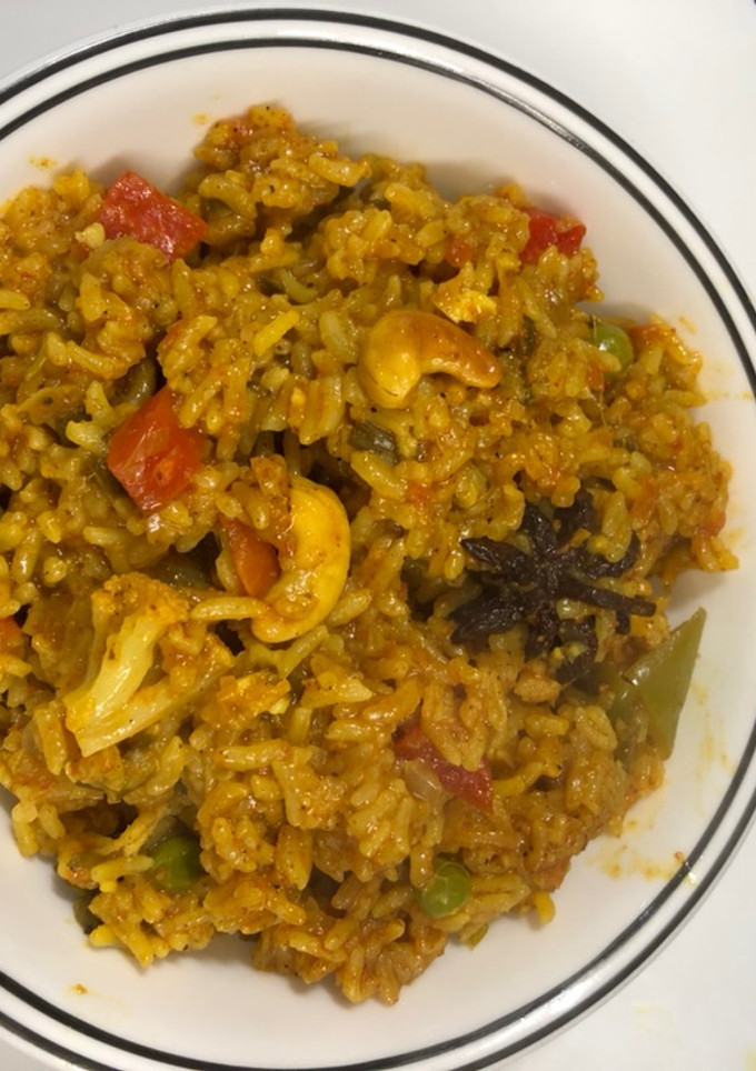 પ્રેશર કુકર બિરયાની (Pressure Cooker Biryani Recipe In Gujarati) રેસીપી મુખ્ય ફોટો