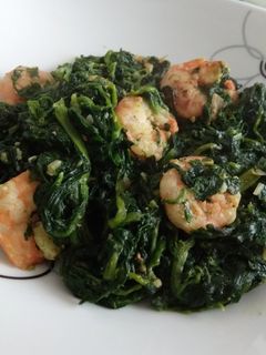 Una foto de Espinacas con langostinos