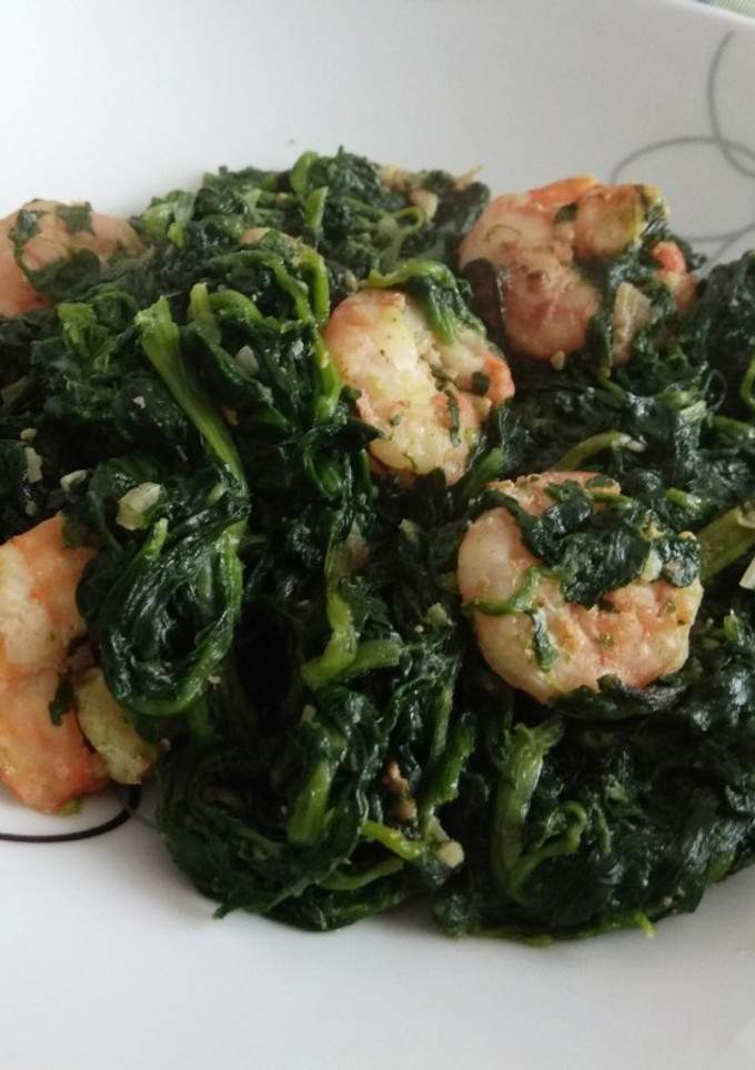 Una foto de Espinacas con langostinos