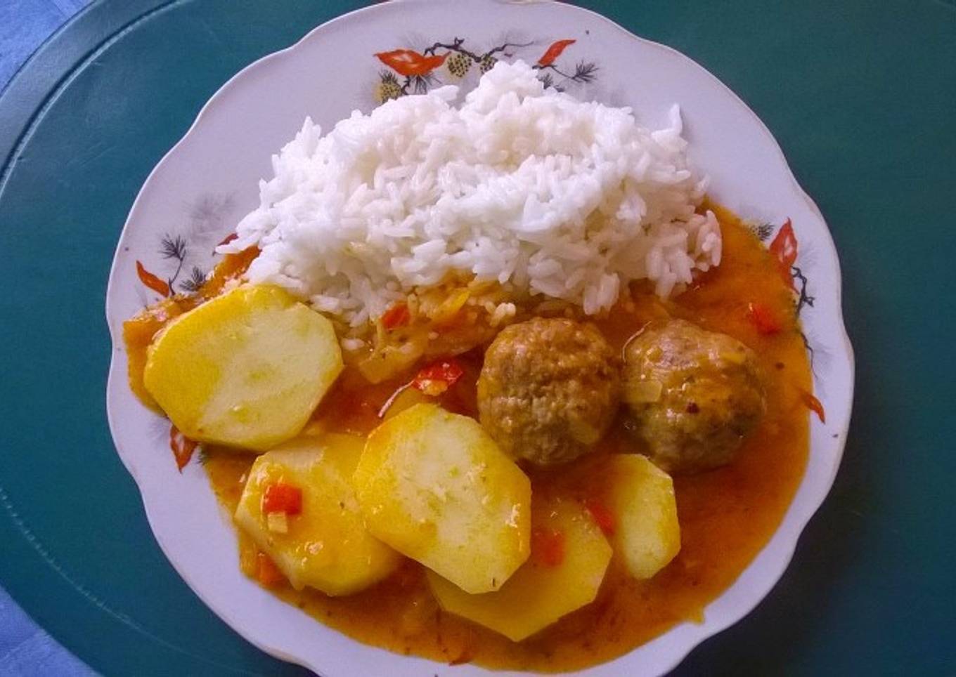 Albóndigas con papas y arroz