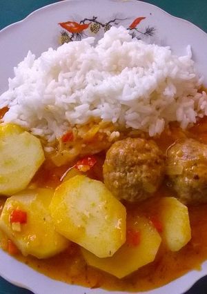 Una foto de Albóndigas con papas y arroz