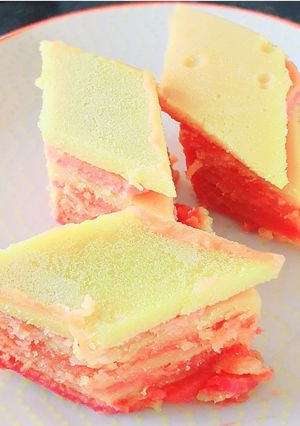 A picture of Kuih Lapis.