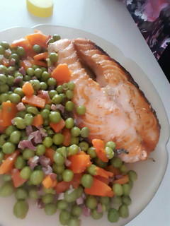 Una foto de Salmón a la plancha con guisantes, zanahoria y jamón