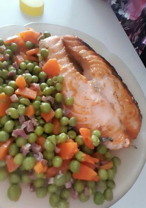 Una foto de Salmón a la plancha con guisantes, zanahoria y jamón