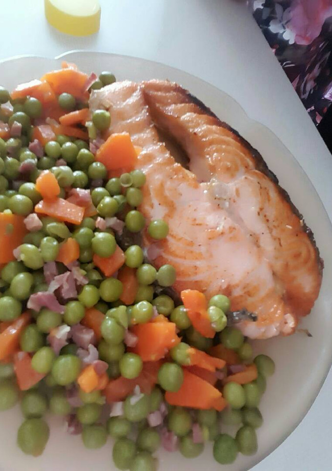 Una foto de Salmón a la plancha con guisantes, zanahoria y jamón