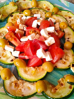 Una foto de Ensalada de calabacín a la plancha y feta