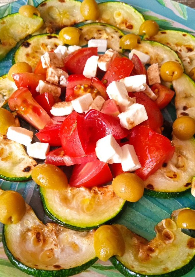 Una foto de Ensalada de calabacín a la plancha y feta