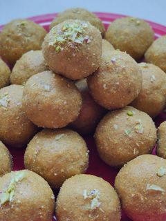 बेसन के लड्डू (Besan ke ladoo recipe in Hindi) रेसिपी मुख्य फोटो