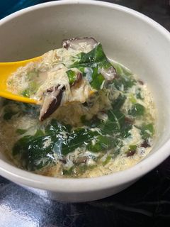 รูปของ Egg drop soup : ซุปไข่ใส่ผักโขม ค่า 🥚