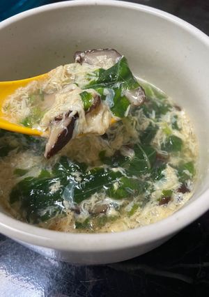 รูปของ Egg drop soup : ซุปไข่ใส่ผักโขม ค่า 🥚