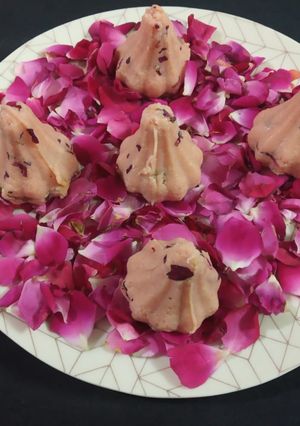 રોઝ પાન મોદક (Rose Paan Modak Recipe In Gujarati) રેસીપી મુખ્ય ફોટો
