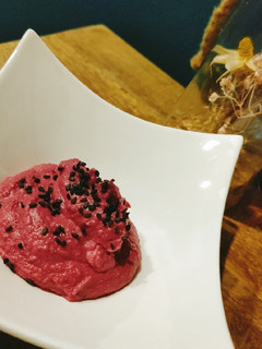 Una foto de Hummus de remolacha