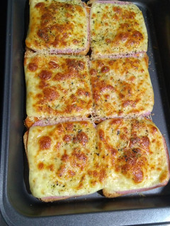 Una foto de Pizza casera con pan tajado