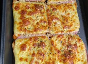 Una foto de Pizza casera con pan tajado