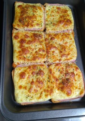 Una foto de Pizza casera con pan tajado