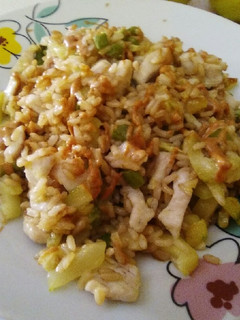 Una foto de Arroz con espárragos, calabacín y pollo
