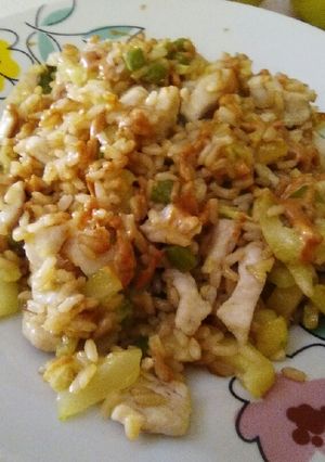 Una foto de Arroz con espárragos, calabacín y pollo
