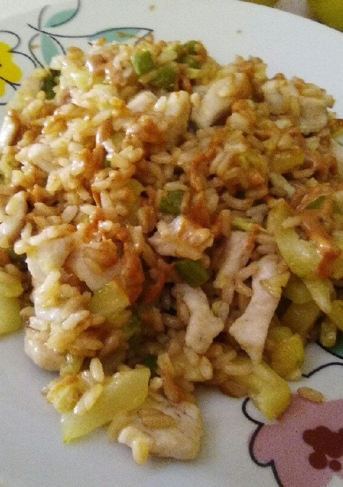 Una foto de Arroz con espárragos, calabacín y pollo