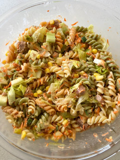 Una foto de Ensalada de pasta y atún🥗🐟